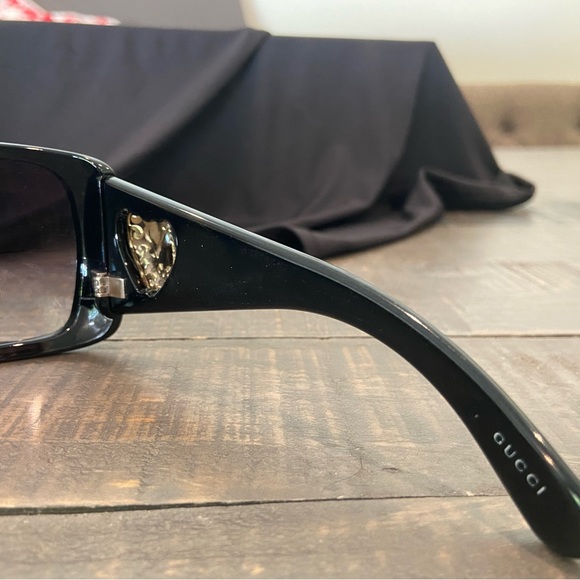 Gucci Sunglasses with case. Y2K. Black. VGC. Black with logo on temple - Picture 11 of 12